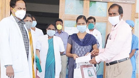 சிவகங்கை அரசு மருத்துவமனையில் கரோனாவில் இருந்து குணமடைந்தவரை மாவட்ட ஆட்சியர் ஜெயகாந்தன் வீட்டிற்கு வழியனுப்பி வைத்தார். அருகில் மருத்துவ கல்லூரி டீன் ரத்தினவேல்.