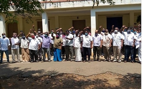 ஊரடங்கு கால நிவாரணம் வழங்க வலியுறுத்தி கோவில்பட்டி கோட்டாட்சியர் அலுவலகத்தில் வாடகை கார் ஓட்டுநர்கள் ஆர்ப்பாட்டத்தில் ஈடுபட்டனர்.