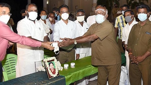 ஒவ்வொரு பயணமும் முடிந்தபின்பும் கிருமிநாசினியால் ஆட்டோக்களை சுத்தம் செய்யுங்கள்: ஓட்டுநர்களுக்கு அமைச்சர் உதயகுமார் வேண்டுகோள்