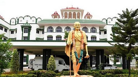 ஏப்.30-ல் ஓய்வுபெற்ற ஆசிரியருக்கும் வயது நீட்டிப்பு சலுகை கிடைக்குமா?- அரசு பதிலளிக்க உயர் நீதிமன்றம் உத்தரவு