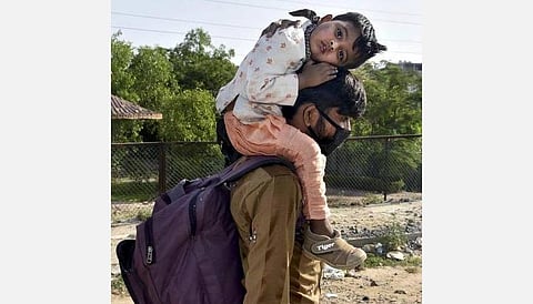 ப.சிதம்பரம் உட்பட 10 வழக்கறிஞர்களின் காட்டமான கடிதம்: புலம்பெயர் தொழிலாளர்கள் பிரச்சினையை தானாகவே உச்ச நீதிமன்றம் எடுத்ததன் பின்னணி