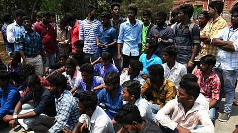 அரசுக் கல்லூரிகளில் ஷிப்ட் முறை ரத்து விவகாரம்; மாணவர்களின் வளர்ச்சியைப் பாதிக்கும்    