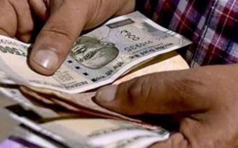 காப்பகத்தில் சேர்க்கச் சொன்ன பெண் குழந்தையை ரூ 1.5 லட்சத்துக்கு விற்ற நண்பர்: உண்மையறிந்து குழந்தையை மீட்ட ஏழைத் தந்தை