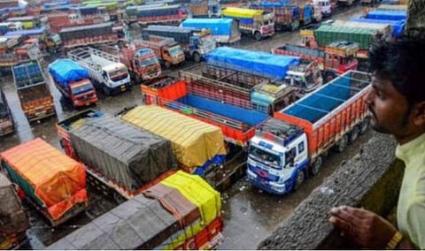 சரக்கு வாகனங்களுக்கான மோட்டார் வாகன வரி; செப்டம்பர் வரை விலக்கு கோரி வழக்கு: அரசுக்கு உயர் நீதிமன்றம் நோட்டீஸ் 