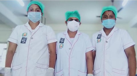 பூமழை போதும்; பணிப் பாதுகாப்பு வேண்டும்: வேதனையில் வாடும் ஒப்பந்தச் செவிலியர்