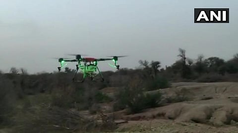 ராஜஸ்தானில் படையெடுக்கும் வெட்டுக்கிளிகள்;  ட்ரோன் கேமரா மூலம் விவசாயத்துறை கண்காணிப்பு