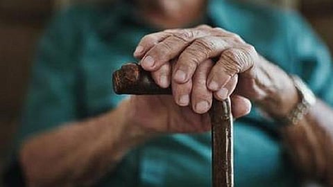 ஓய்வு வயது உயர்வு சலுகை கோரிய ஆசிரியர்களைப் பணியிலிருந்து விடுவிக்கத் தடை: உயர் நீதிமன்றம் உத்தரவு