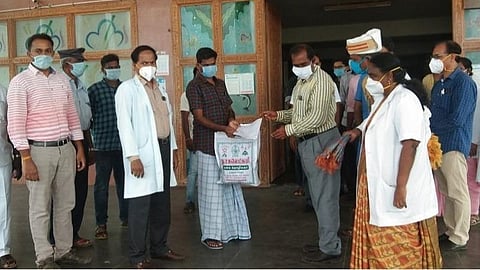 சிவகங்கை அரசு மருத்துவமனையில் கரோனாவில் இருந்து குணமடைந்தவரை வீட்டிற்கு வழியனுப்பி வைத்த மாவட்ட ஆட்சியர் ஜெயகாந்தன். அருகில் மருத்துவ கல்லூரி டீன் ரத்தினவேல்.