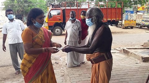 சிவகங்கையில் யாசகம் பெற்ற ரூ.5 ஆயிரத்தை முதல்வர் நிவாரண நிதிக்காக வட்டாட்சியர் மைலாவதியிடம் முதியவர் முத்துக்கருப்பன் வழங்கினார்.