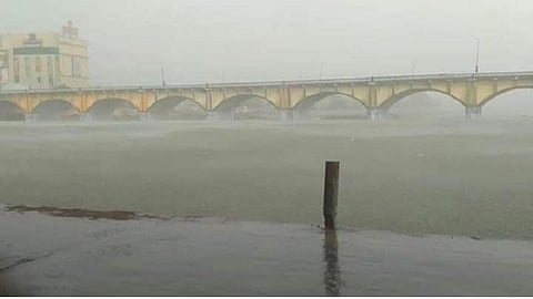 மதுரையில் நீண்ட காலத்திற்குப் பிறகு கொட்டித்தீர்த்த கனமழை: சாலைகளில் பெருக்கெடுத்த வெள்ளம்- மரங்கள் முறிந்து விழுந்ததால் இருளில் மூழ்கிய குடியிருப்புகள்