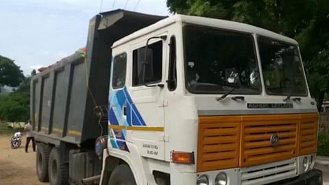 ஆரல்வாய்மொழியில் மணல் கொள்ளைக்கு பயன்படுத்திய வாகனங்கள் பறிமுதல் செய்யப்பட்டது.