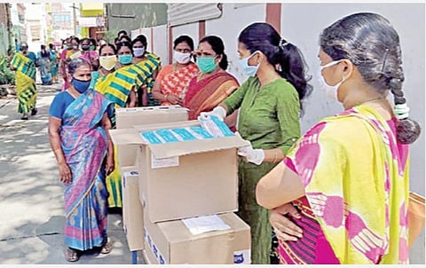 வீடு வீடாக சானிடரி நாப்கின் வழங்கும் பெண் சமூக ஆர்வலர்