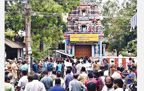 கோவை சலீவன் வீதியில் உள்ள வேணுகோபால கிருஷ்ணசுவாமி கோயில் முன்பு இறைச்சியை வீசிச் சென்ற நபர் மீது நடவடிக்கை எடுக்க வலியுறுத்தி திரண்ட இந்து இயக்க நிர்வாகிகள்.  		                    படம்: ஜெ.மனோகரன்