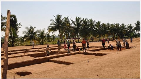 மத்தியத் தொல்லியல் துறை கொடுமணலில் அகழாய்வு நடத்தியபோது | கோப்புப் படம்.