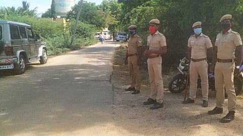 இளநீர் திருட்டால் இரு கிராமத்தினர் இடையே மோதல்: தூத்துக்குடி அருகே கல்லூரி மாணவர் தலை துண்டித்து கொலை- 30 வீடுகள் சேதம், கடும் பதட்டத்தால் போலீஸ் குவிப்பு