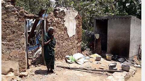 கழிப்பிடமே வசிப்பிடமான கொடுமை: அட்டப்பாடி மூதாட்டியின் கண்ணீர்க் கதை