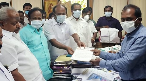 அமைச்சர்கள் மாண்புள்ளவர்களாக நடந்து கொள்ள வேண்டும்: முன்னாள் அமைச்சர் கே.ஆர்.பெரியகருப்பன் பேட்டி