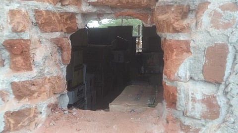 தேவகோட்டையில் மதுக்கடையில்  துளையிடப்பட்டு கொள்ளையடிக்கப்பட்டது.