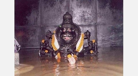 1000  அடி குகை; மார்பளவு தண்ணீர்; அதிசய நரசிம்மர் 