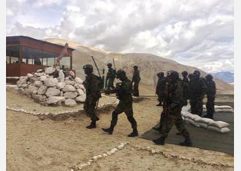 சீன ராணுவ வீரரை இந்திய ராணுவ வீரர்கள் தாக்குவது போன்ற வைரல் வீடியோ: பொய், நம்பாதீர்கள் என்று இந்திய ராணுவம் அறிவிப்பு