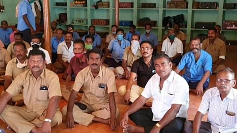 சிவகங்கை அரசு போக்குவரத்து கழக பணிமனையில் காத்திருப்பு போராட்டத்தில் ஈடுபட்ட தொழிலாளர்கள்.