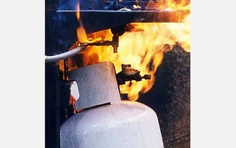 விபத்தில் காயமடைந்த மகன் இறந்த சோகத்தால் காஸ் சிலிண்டரை வெடிக்கச் செய்து 2 மகள்களுடன் தாய் தற்கொலை