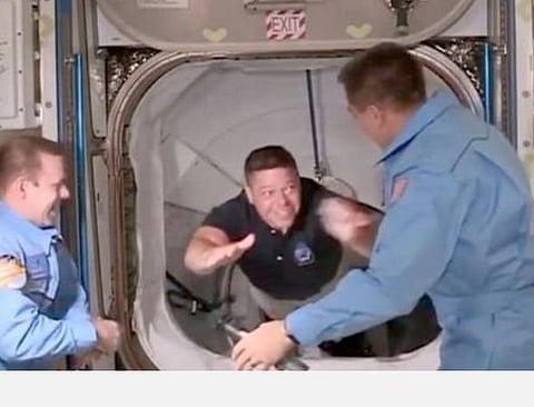 சர்வதேச விண்வெளி நிலையத்துக்குள் நுழைந்த நாசா வீரர்களை வரவேற்ற சக வீரர்கள்: படம் உதவி | ட்விட்டர்.