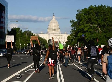 வெள்ளை மாளிகை அருகே போராட்டத்தில் ஈடுபட்ட மக்கள்: படம் உதவி | ட்விட்டர்.