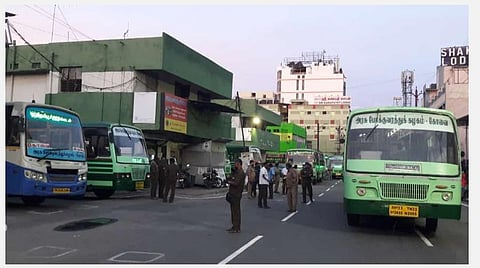 பேருந்துகளால் களைகட்டிய கோவை காந்திபுரம் பேருந்து நிலையம்.
