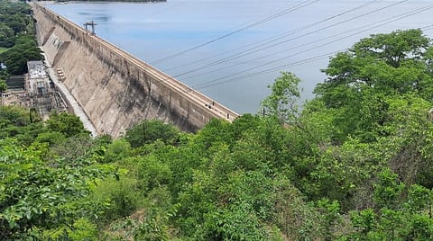 மேட்டூர் அணைக்கு நீர் வரத்து அதிகரித்துள்ளதால், அணையின் நீர்மட்டம் 101 அடியைக் கடந்து நிரம்பி, கடல்போல் விரிந்து பிரம்மாண்டமாக காட்சியளிக்கிறது.