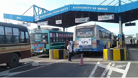 திண்டுக்கல் மாவட்டம் கொடைரோடு அருகே சுங்கச்சாவடியில் கட்டணம் செலுத்தாததால் அனுமதிக்க மறுக்கப்பட்டநிலையில் காத்திருந்த அரசு பேருந்துகள்.