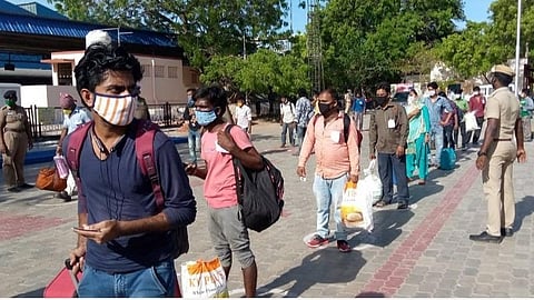 சிறப்பு ரயிலில் ஏறுவதற்காக தூத்துக்குடி ரயில் நிலையம் முன்பு காத்திருந்த பீகார் மாநிலத்தை சேர்ந்த புலம்பெயர்ந்த தொழிலாளர்கள். படம்: என்.ராஜேஷ்