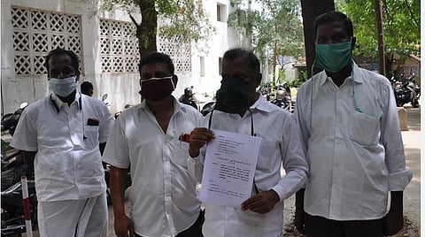 திப்பம்பட்டி ஆறுச்சாமி தலைமையில் புகார் தர வந்த திமுகவினர்.