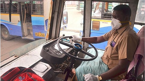 திருநெல்வேலி - தென்காசி 1 to 1 பேருந்தில் முகக்கவசம் மற்றும் கைகளுக்கு கவசம் அணிந்து பாதுகாப்புடன் பயணிக்கும் ஓட்டுநர் . படங்கள்: மு.லெட்சுமி அருண்
