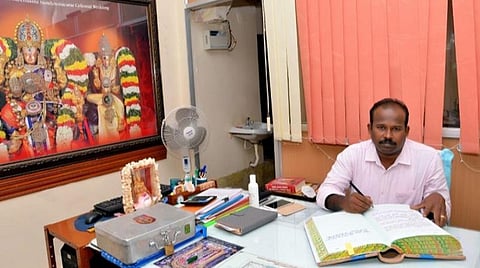 மதுரை மீனாட்சியம்மன் கோயில் புதிய இணை ஆணையர் பொறுப்பேற்பு 