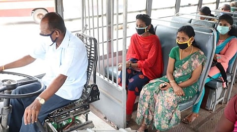 நாகர்கோவில் அண்ணா பேருந்து நிலையத்தில் இருந்து இயங்கிய பேருந்தில் சமூக இடைவெளியுடன் பயணிகள் பயணம் செய்தனர். 