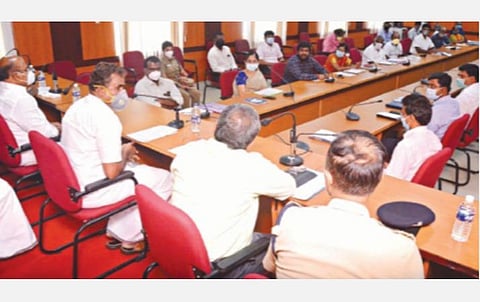 கோவை மாவட்ட ஆட்சியர் அலுவலகத்தில் நேற்று நடைபெற்ற ஆய்வுக் கூட்டத்தில் பேசிய அமைச்சர் எஸ்.பி.வேலுமணி. அருகில், சட்டப்பேரவை துணைத் தலைவர் பொள்ளாச்சி ஜெயராமன், மாவட்ட ஆட்சியர் கு.ராசாமணி உள்ளிட்டோர்.