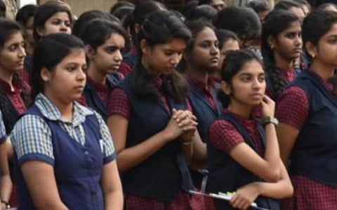 10-ம் வகுப்பு பொதுத் தேர்வை ஒத்திவைக்கக் கோரிய மனு தள்ளுபடி: மாணவர்களுக்கு மன அழுத்தம் ஏற்படும் என உயர் நீதிமன்ற மதுரை கிளை நீதிபதிகள் கருத்து