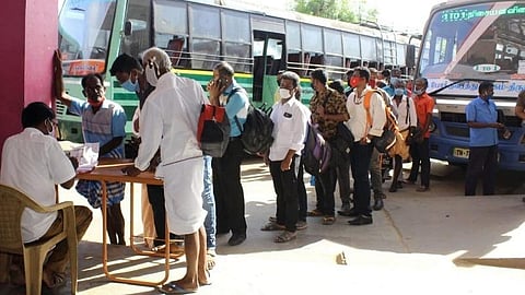 நோய்த் தொற்றைக் கண்டறிய அரசுப் பேருந்து பயணிகளிடம் சுயவிவர படிவம் வழங்கல்: விவரங்களை தெரிவித்தவர்களே பயணிக்க அனுமதி