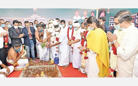 தேனியில் சட்டக் கல்லூரி கட்டுமானப் பணிகளைத் தொடங்கி வைத்த துணை முதல்வர் ஓ. பன்னீர்செல்வம், சட்டத் துறை அமைச்சர் சி.வி. சண்முகம்.