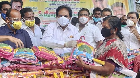 நலத்திட்ட உதவிகளை வழங்கும் திருநாவுக்கரசர் எம்.பி.