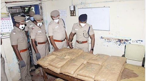 ரேஷன் அரிசிக்குள் கஞ்சா; மதுரையிலிருந்து கடத்தி வந்த கும்பல் நாகையில் கைது