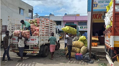 ஓசூர் பத்தலப்பள்ளி காய்கறி மொத்த விற்பனைச் சந்தையில் வெளி இடங்களுக்கு காய்கறிகளை அனுப்பி வைக்கும் பணியில் ஈடுபட்டுள்ள தொழிலாளர்கள். |படங்கள் - ஜோதி ரவிசுகுமார்