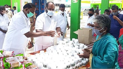 திருமங்கலத்தில் மக்களுக்கு கபசுர குடிநீர், முகக்கவசங்களை அமைச்சர் ஆர்பி. உதயகுமார் வழங்கினார்.