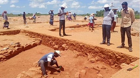 சிவகளை அகழாய்வில் 2 முதுமக்கள் தாழிகள் கண்டெடுப்பு