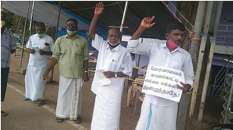 கோவிந்தாபுரம் கேரள சோதனை சாவடி முன்பு கோஷம்.