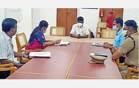 செங்கல்பட்டு ஆட்சியர் அலுவலகத்தில் நேற்று கரோனா தடுப்பு நடவடிக்கைகள் குறித்த ஆய்வுக் கூட்டத்தில் பேசுகிறார் சுகாதாரத் துறை அமைச்சர் விஜயபாஸ்கர். உடன் ஆட்சியர் அ.ஜான் லூயிஸ் உள்ளிட்டோர்.