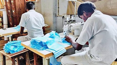 4.29 லட்சம் முகக்கவசங்கள் கையிருப்பு- சிறைகளில் தயாரிக்கப்படும் முகக்கவசத்தின் விலை குறைப்பு: ரூ.5-க்கு பெற்றுப் பயனடைய அழைப்பு