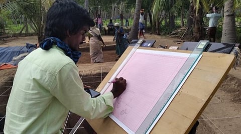 கீழடியில் விலங்கு எலும்பு கண்டுபிடிக்கப்பட்ட அகழாய்வு குழியின் வரைப்படம் தயாரிக்கும் பணி நடந்து வருகிறது.