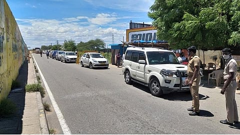 கோவில்பட்டி அருகே தோட்டிலோவன்பட்டி காவல் சோதனைச்சாவடியில் வரிசையில் நீண்ட காத்திருக்கும் வாகனங்கள்.